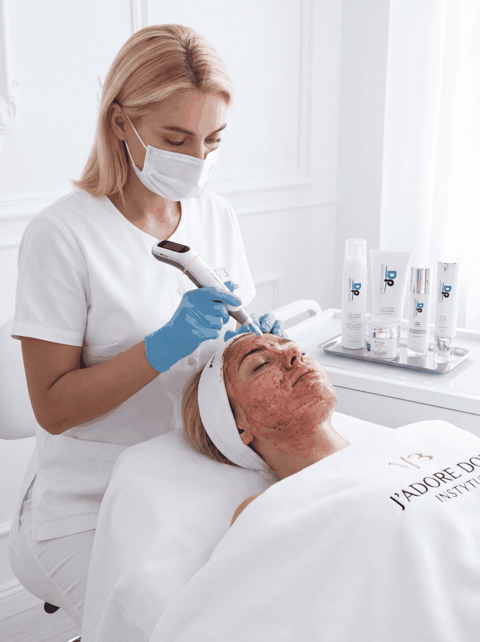 Dermapen z serum aktywnym — nakłucia przy policzku